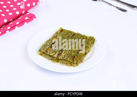 Il pistacchio kataifi sul vassoio - spalmatura kadayif Foto Stock