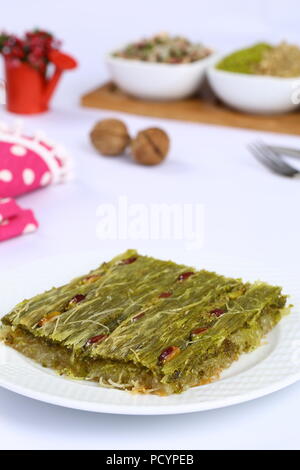 Il pistacchio kataifi sul vassoio - spalmatura kadayif Foto Stock