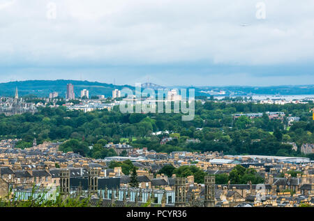 Vista su Edimburgo verso i tre ponti da Calton Hill, Edimburgo, Scozia, Regno Unito Foto Stock