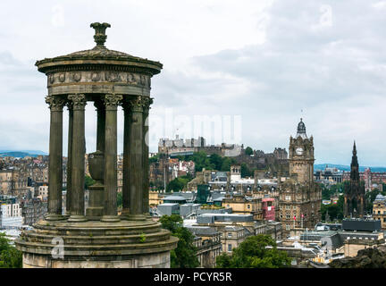 Vista sul centro di Edimburgo con Balmoral Hotel Orologio e Playfair progettato Dugald Stewart monumento su Calton Hill, Edimburgo, Scozia, Regno Unito Foto Stock