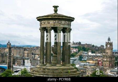Vista sul centro di Edimburgo con Balmoral Hotel Orologio e Playfair progettato Dugald Stewart monumento su Calton Hill, Edimburgo, Scozia, Regno Unito Foto Stock