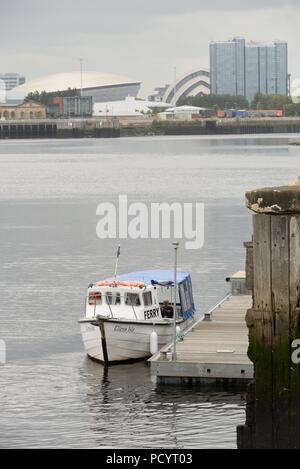 Free Estate traghetti che attraversano la Clyde tra Govan e Pointhouse Quay a Glasgow, Scotland, Regno Unito Foto Stock