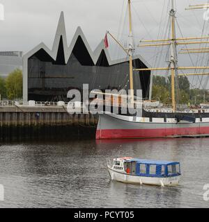 Free Estate traghetti che attraversano la Clyde tra Govan e il lungofiume del museo dei trasporti di Glasgow, Scotland, Regno Unito Foto Stock