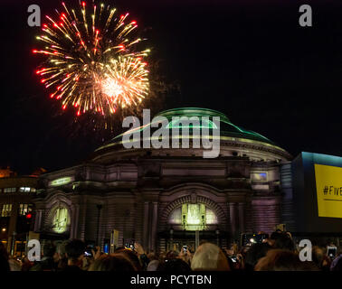 Fuochi d'artificio su Usher Hall di Edimburgo tatuaggio militare come la folla attende l'evento di apertura del FEI, cinque telegrammi, Edimburgo, Scozia, Regno Unito Foto Stock