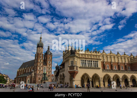 Cracovia in Polonia - Giugno 15, 2018: persone non identificate sulla piazza principale di Cracovia in Polonia. Cracovia è una delle più culturalmente e politicamente significativo Foto Stock