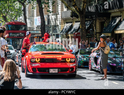 5 agosto 2018 - Londra, Regno Unito. Rosso potente muscolo americano, Dodge Challenger SRT demone con Dubai targhe presso Gumball Rally 3000 evento. Foto Stock