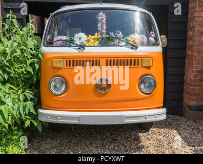 Bedford,Bedfordshire,UK,Marzo 13,2018.Orange vw bus retrò camper. Foto Stock