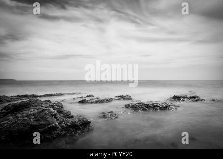 Porthleven spiaggia, lunga esposizione immagine monocromatica Foto Stock
