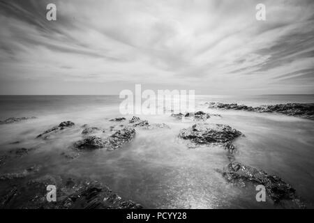 Porthleven spiaggia, lunga esposizione immagine monocromatica Foto Stock