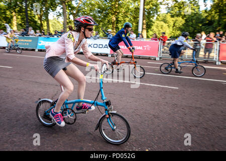 Brompton Mondo del ciclo finale di campionato durante RideLondon prudenziali di eventi per il ciclo in Mall, Londra, Regno Unito. Brompton ciclo di piegatura, bike, gara ciclistica Foto Stock