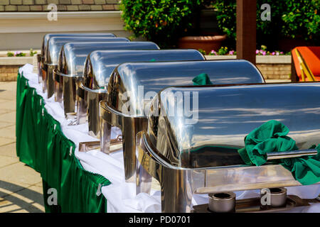 Molti buffet vassoi riscaldati pronto per il servizio, il riscaldamento di vassoi per la linea buffet Foto Stock