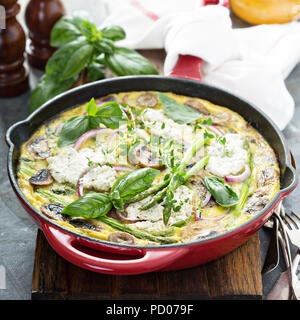 Asparagi, funghi e formaggio di capra frittata Foto Stock