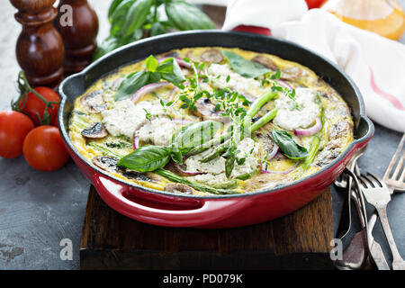 Asparagi, funghi e formaggio di capra frittata Foto Stock