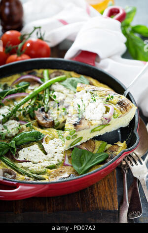 Asparagi, funghi e formaggio di capra frittata Foto Stock