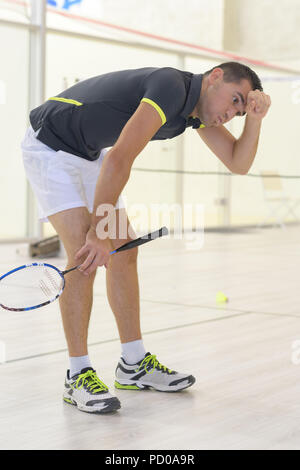 Donna giocatore di tennis dietro la rete Foto Stock