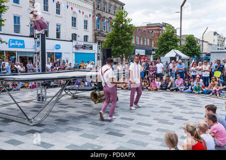 Gruppo acrobatico,Max Calaf Seve, che ha eseguito DIP, che aria inclusa la torsione di acrobazie sul trampolino a Stockton on Tees Festival,l'Inghilterra,UK Foto Stock