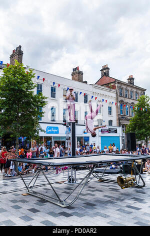 Gruppo acrobatico,Max Calaf Seve, che ha eseguito DIP, che aria inclusa la torsione di acrobazie sul trampolino a Stockton on Tees Festival,l'Inghilterra,UK Foto Stock