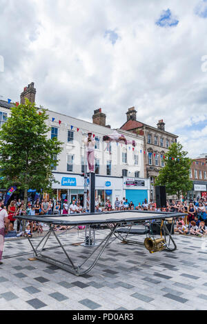 Gruppo acrobatico,Max Calaf Seve, che ha eseguito DIP, che aria inclusa la torsione di acrobazie sul trampolino a Stockton on Tees Festival,l'Inghilterra,UK Foto Stock