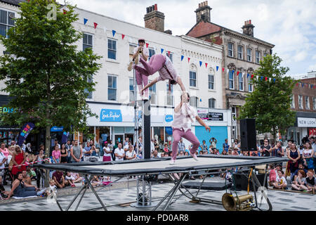 Gruppo acrobatico,Max Calaf Seve, che ha eseguito DIP, che aria inclusa la torsione di acrobazie sul trampolino a Stockton on Tees Festival,l'Inghilterra,UK Foto Stock