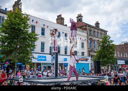 Gruppo acrobatico,Max Calaf Seve, che ha eseguito DIP, che aria inclusa la torsione di acrobazie sul trampolino a Stockton on Tees Festival,l'Inghilterra,UK Foto Stock