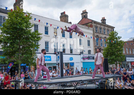 Gruppo acrobatico,Max Calaf Seve, che ha eseguito DIP, che aria inclusa la torsione di acrobazie sul trampolino a Stockton on Tees Festival,l'Inghilterra,UK Foto Stock