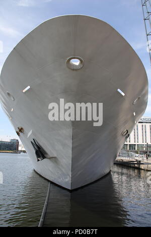 Testa su close up di prua di una grande nave ormeggiata in London Docklands. Foto Stock