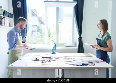 Tailors in officina Foto Stock