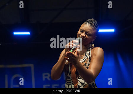 Roma, Italia. 02Aug, 2018. Lizz Wright, una giovane cantante da una piccola città in Georgia, cominciarono a cantare la musica del gospel e suonare il pianoforte in chiesa e poi diventato interessati nel jazz e blues. Credito: Leo Claudio De Petris/Pacific Press/Alamy Live News Foto Stock