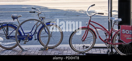 Lasciando una downtown San Francisco mall questi tethered bici erano lungo la strada. Vorrei trovare le cose e luoghi, di fotografico e/o artistico, interessa. Foto Stock