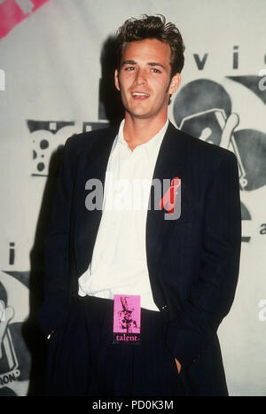 BURBANK, CA - 5 giugno: Attore Luke Perry assiste la prima relazione annuale di MTV Movie Awards il 5 giugno 1992 presso il Walt Disney Studios di Burbank, in California. Foto di Barry re/Alamy Stock Photo Foto Stock
