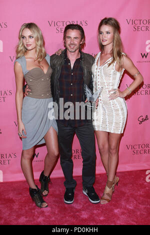 HOLLYWOOD - 11 Maggio: Candice Swanepoel Sam Trammell Rosie Huntington-Whiteley arriva a Victoria's Secret quinto annuale "Cosa è sexy?' Bombshell edition partito svoltasi a Drai's Hollywood il 11 maggio 2010 in Hollywood, la California. Persone: Candice Swanepoel Sam Trammell Rosie Huntington-Whiteley trasmissione Ref: MNC deve chiamare se interessati Michael tempeste tempeste Media Group Inc. 305-632-3400 - Cell 305-513-5783 - MikeStorm@aol.com Fax Foto Stock