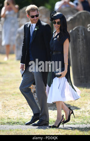 Il Duca e la Duchessa di Sussex al di fuori di Santa Maria Vergine Chiesa in Frensham, Surrey, dopo aver partecipato al matrimonio di Charlie van Straubenzee e Daisy Jenks. Foto Stock