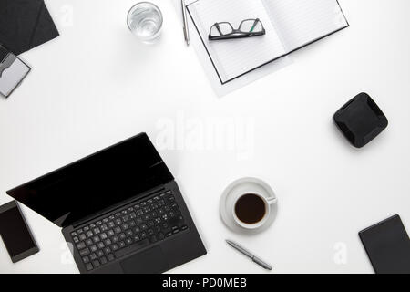 Dispositivi e delle forniture di ufficio sulla scrivania bianca Foto Stock