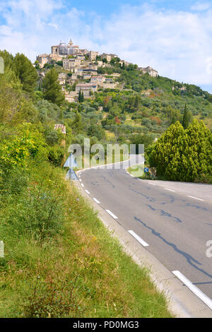 Villaggio di Gordes su una collina, comune nel dipartimento Vaucluse nella regione Provenza-Alpi-Costa azzurra nel sud della Francia Foto Stock