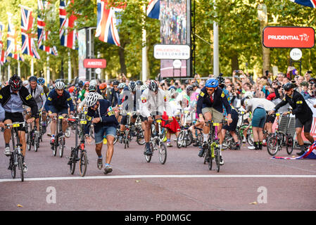 Brompton Mondo del ciclo finale di campionato durante RideLondon prudenziali di eventi per il ciclo in Mall, Londra, Regno Unito. Brompton ciclo di piegatura, bike, gara ciclistica Foto Stock