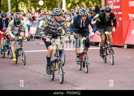 Brompton Mondo del ciclo finale di campionato durante RideLondon prudenziali di eventi per il ciclo in Mall, Londra, Regno Unito. Brompton ciclo di piegatura, bike, gara ciclistica Foto Stock