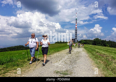 Anziani con pali da Nordic Walking su un sentiero di montagna, Velka Javorina, confine ceco con la Slovacchia, stile di vita sano anziani cechi Foto Stock