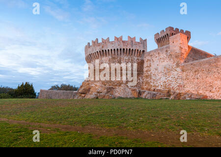 La Fortezza di Populonia fu costruito nel XV secolo con pietre prese da resti etruschi Foto Stock