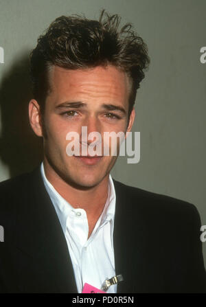BURBANK, CA - 5 giugno: Attore Luke Perry assiste la prima relazione annuale di MTV Movie Awards il 5 giugno 1992 presso il Walt Disney Studios di Burbank, in California. Foto di Barry re/Alamy Stock Photo Foto Stock