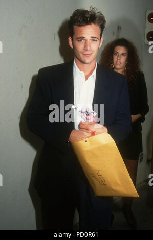 BURBANK, CA - 5 giugno: Attore Luke Perry assiste la prima relazione annuale di MTV Movie Awards il 5 giugno 1992 presso il Walt Disney Studios di Burbank, in California. Foto di Barry re/Alamy Stock Photo Foto Stock