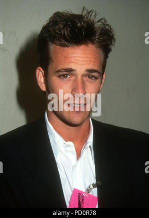 BURBANK, CA - 5 giugno: Attore Luke Perry assiste la prima relazione annuale di MTV Movie Awards il 5 giugno 1992 presso il Walt Disney Studios di Burbank, in California. Foto di Barry re/Alamy Stock Photo Foto Stock