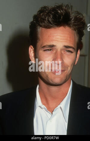 BURBANK, CA - 5 giugno: Attore Luke Perry assiste la prima relazione annuale di MTV Movie Awards il 5 giugno 1992 presso il Walt Disney Studios di Burbank, in California. Foto di Barry re/Alamy Stock Photo Foto Stock