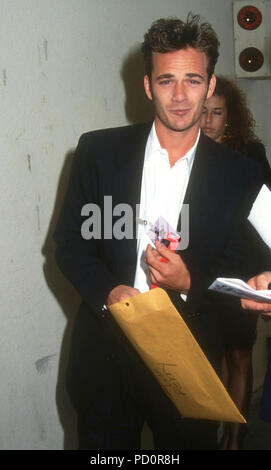 BURBANK, CA - 5 giugno: Attore Luke Perry assiste la prima relazione annuale di MTV Movie Awards il 5 giugno 1992 presso il Walt Disney Studios di Burbank, in California. Foto di Barry re/Alamy Stock Photo Foto Stock