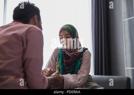 Preoccupato donna musulmana problema di condivisione Foto Stock