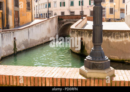 La Venezia Nuova nel distretto di Livorno, Italia, mostra ponti stradine e una fitta rete di canali Foto Stock