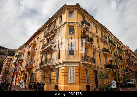 Il vecchio edificio di appartamenti nel Principato di Monaco, Europa tradizionale architettura residenziale Foto Stock