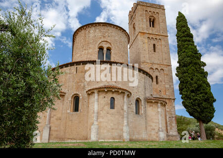 Il Sant'Antimo nei pressi di Montalcino (Toscana - Italia). Telecomando, questa antica abbazia benedettina sorge nella campagna toscana. Foto Stock