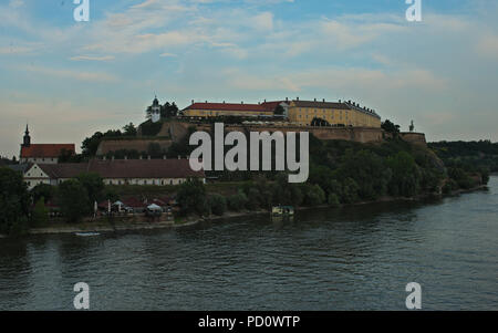 In vista della Fortezza Petrovaradin dall altro lato del Danubio a Novi Sad Serbia Foto Stock