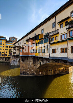 Il Ponte Vecchio è uno dei simboli della città di Firenze e uno dei ponti più famosi del mondo. Foto Stock