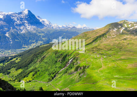 Vista panoramica sulla montagna Faulhorn e Bachlager cade dal Grindelwald-First nella regione di Jungfrau dell Oberland Bernese, Alpi, Svizzera Foto Stock